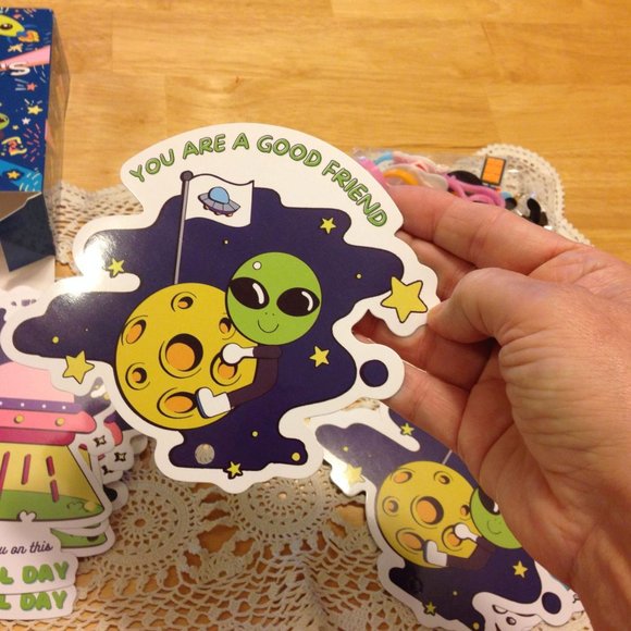 Valentine's Day Cards with gift keychains, spacemen, aliens and planets - Picture 7 of 10